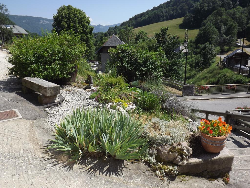 Bar Hotel Restaurant Le Margeriaz Les Deserts  Exterior photo