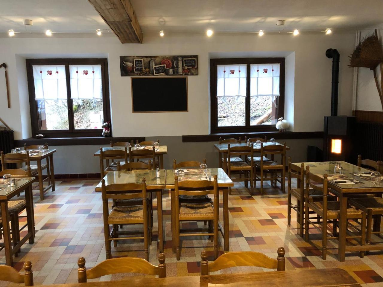 Bar Hotel Restaurant Le Margeriaz Les Deserts  Exterior photo